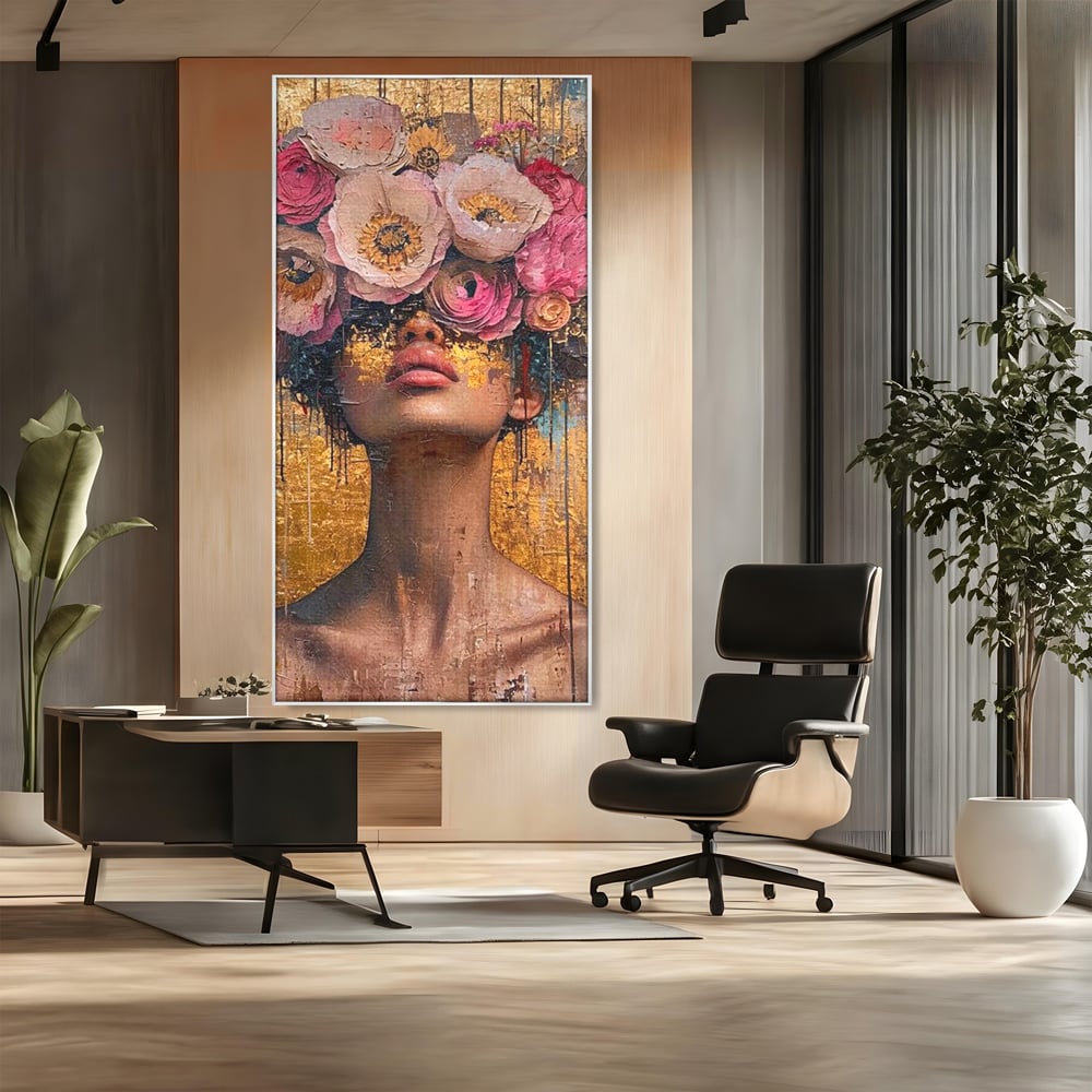Tablou canvas cu tablou canvas cu portret artistic si flori, in rama de aluminiu argintiu, pe perete intr-un birou